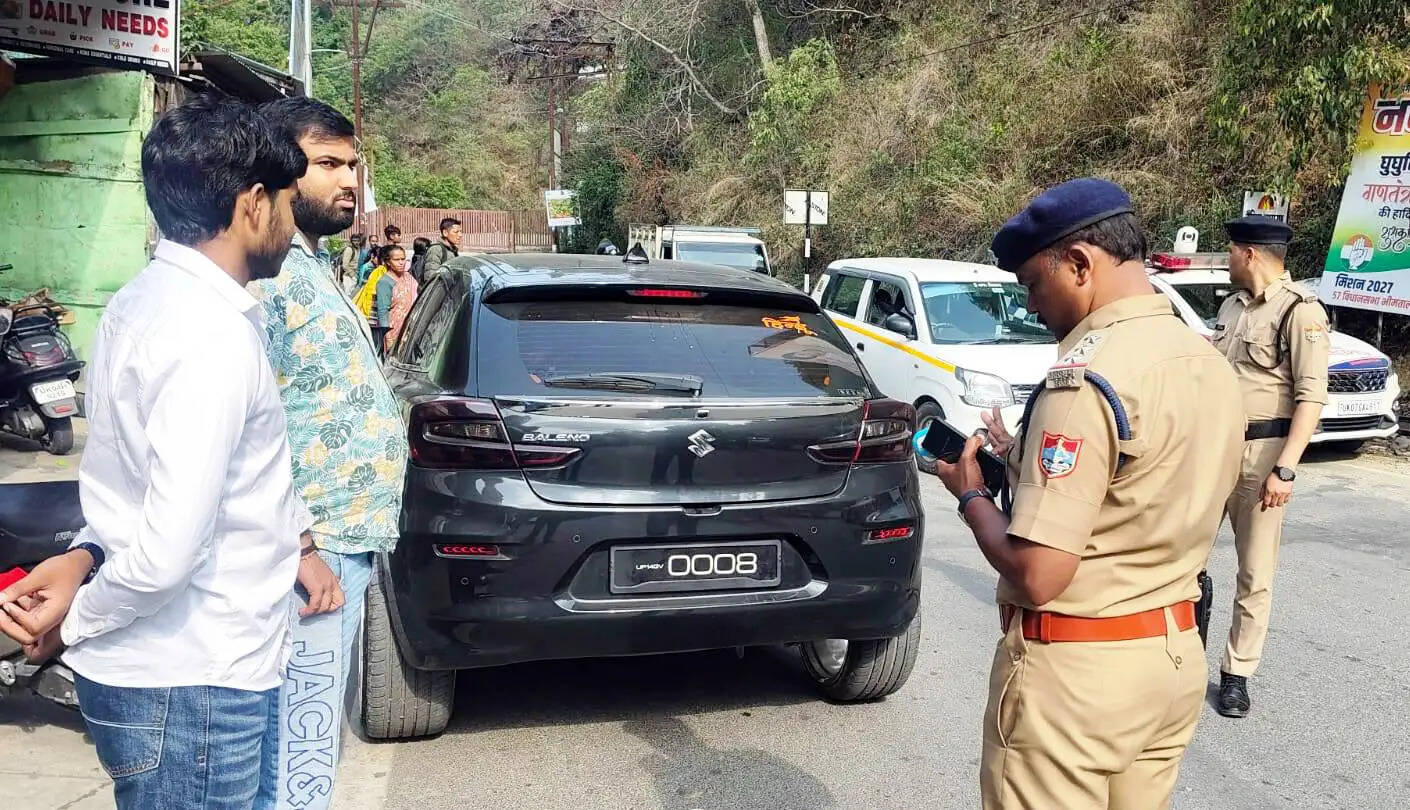 सप्ताहांत पर नैनीताल पुलिस सतर्क, काले शीशों और भ्रामक नंबर प्लेट वाले 3 वाहनों के 1-1 हजार रुपये के चालान