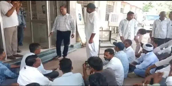 बिजली कटौती के विरोध में डूंगरपुर विधायक घोघरा फिर धरने पर बैठे