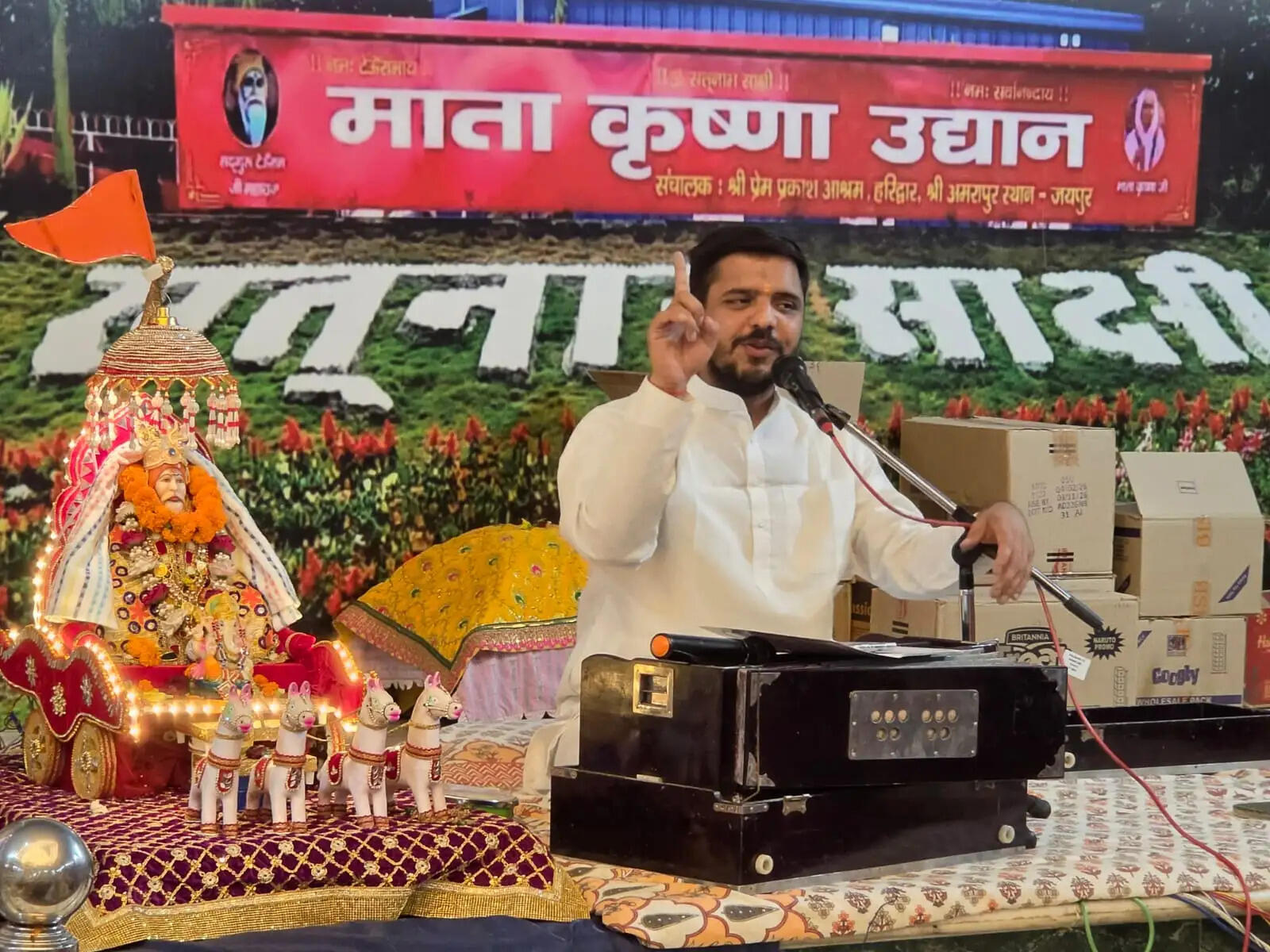युवावस्था से ही करना चाहिए भजन, सत्संग और सद्कर्मों की शुरुआत: संत लोकेश