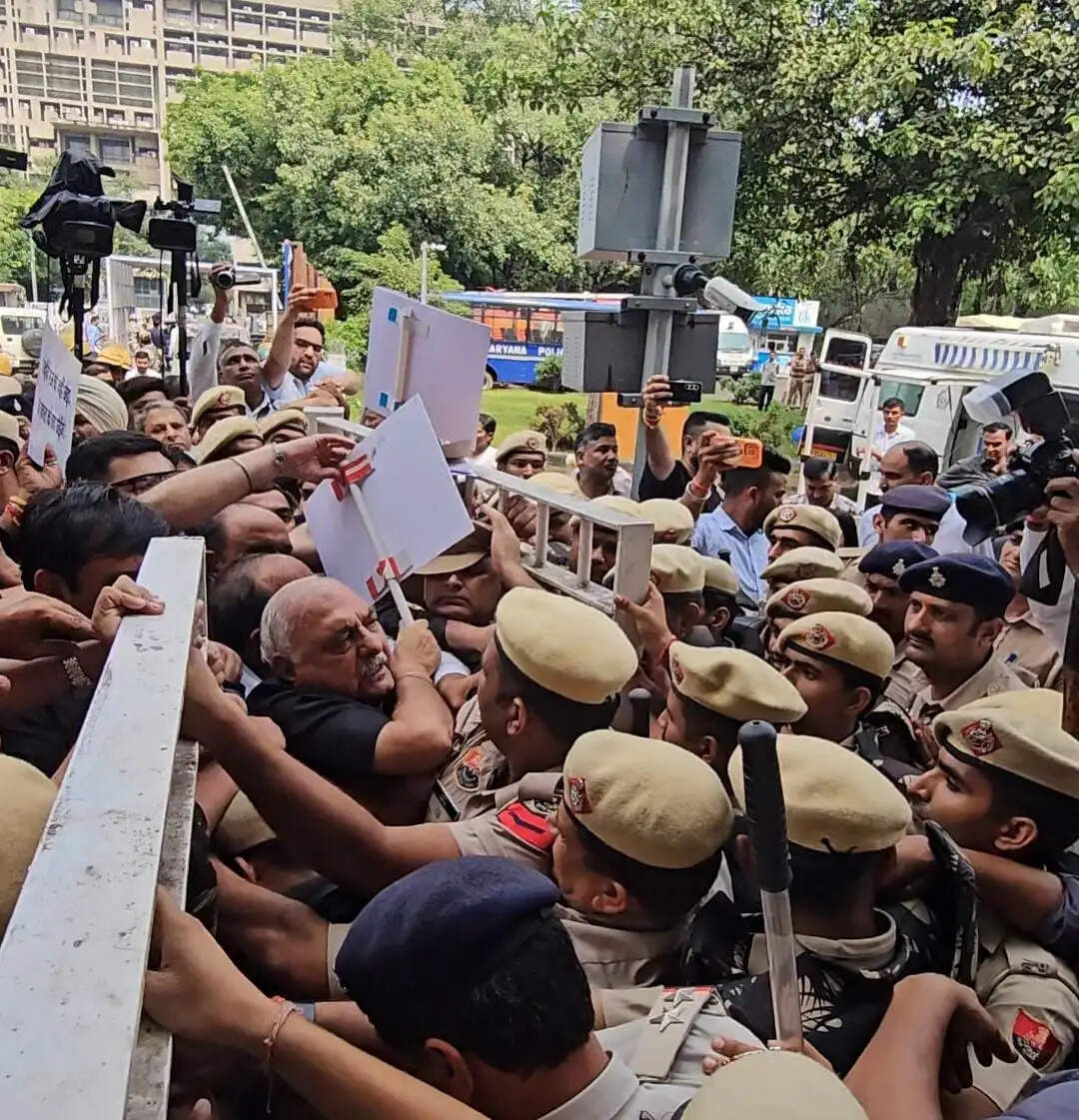 हंगामे की भेंट चढ़ी सदन&nbsp;में&nbsp;पहले दिन&nbsp;की कार्यवाही