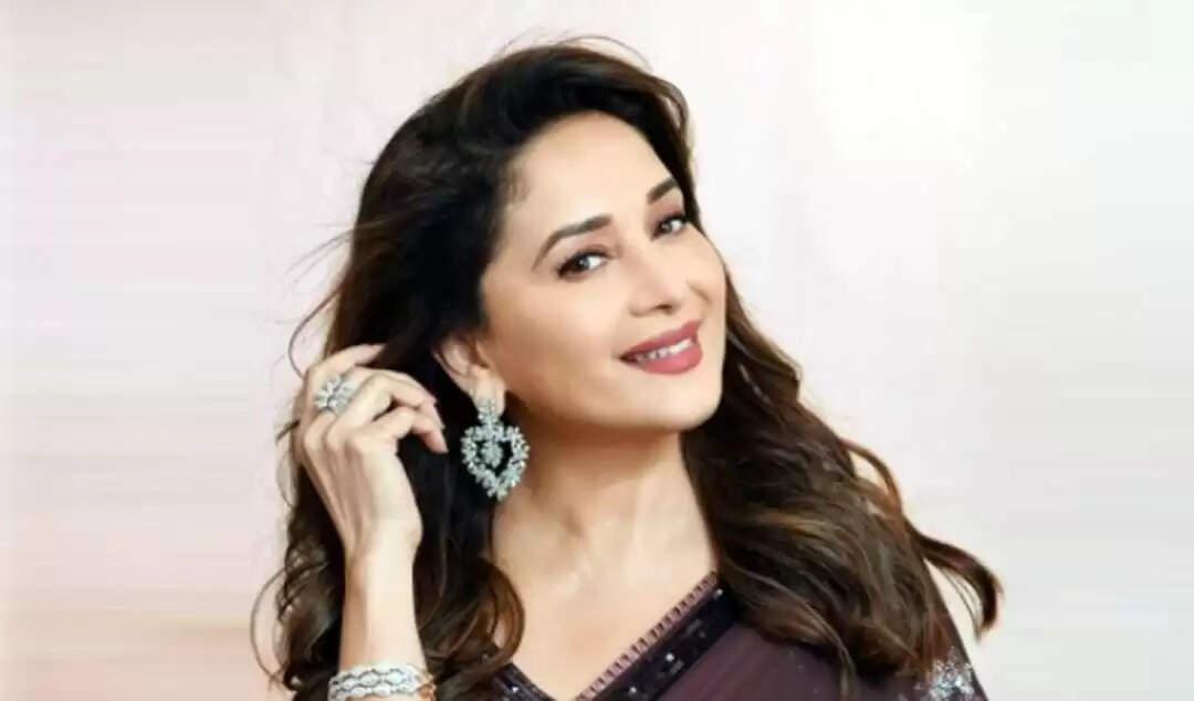 माधुरी दीक्षित की लेट एंट्री ने बटोरी सुर्खियां, सोशल मीडिया पर मचा हंगामा