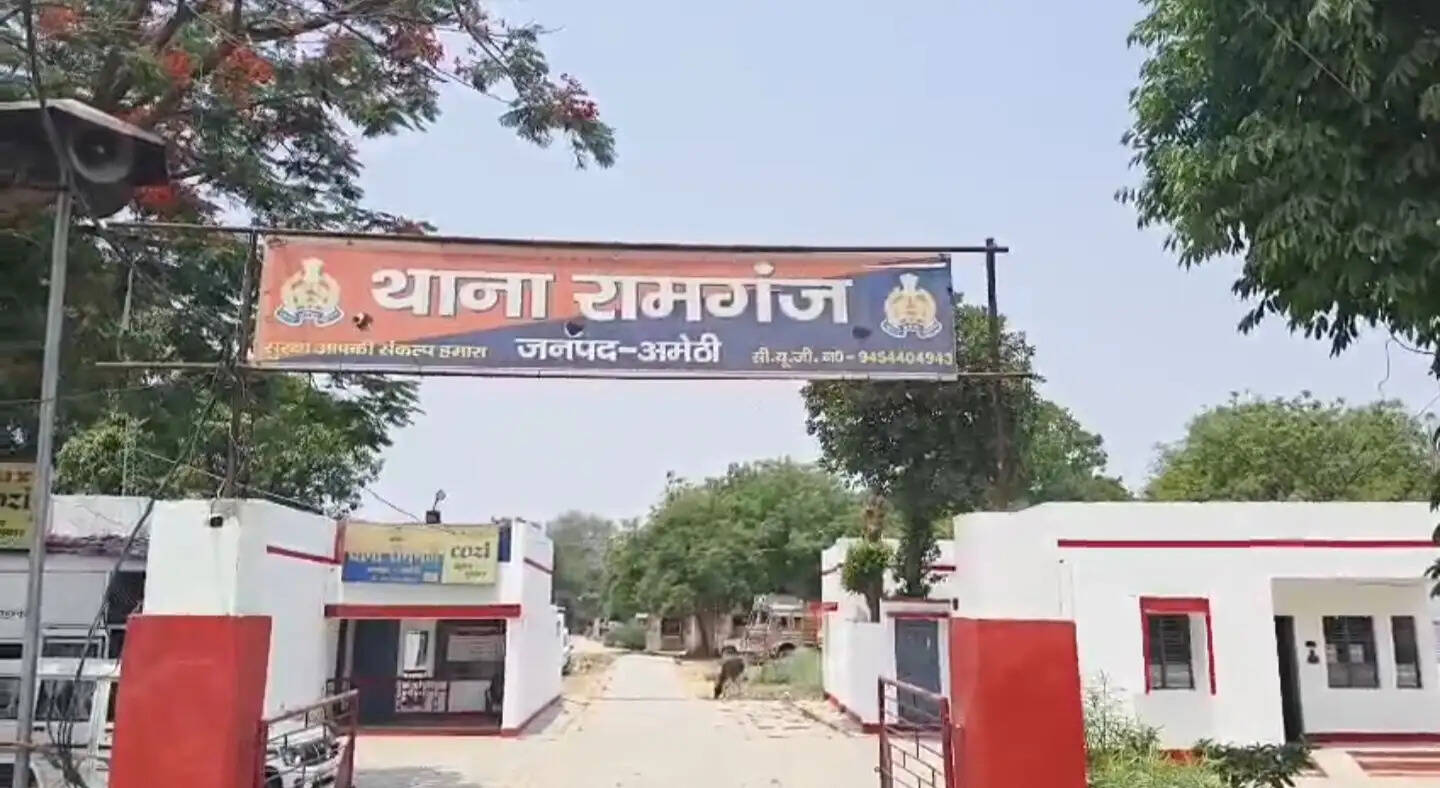 तेज रफ्तार कार लकड़ी के ढेर पर चढ़ी, युवक की मौत, परिजनों ने जताई हत्या की आशंका