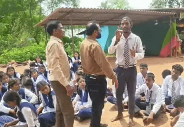 छात्र-छात्राओं ने पढ़ाई की गुणवत्ता व पैसे लेकर नकल कराने की जांच को लेकर किया प्रदर्शन