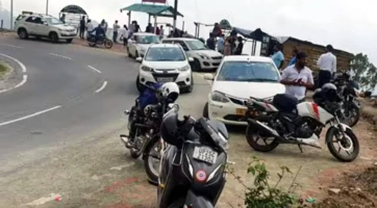 कैंची&nbsp;धाम&nbsp;तक&nbsp;शटल&nbsp;टैक्सियां&nbsp;चलने&nbsp;से&nbsp;भीमताल से भवाली के बीच स्थानीय लोगों का कारोबार&nbsp;ठप