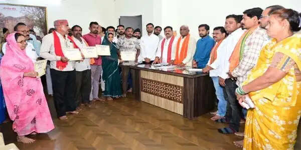 उप मुख्यमंत्री&nbsp;विजय शर्मा ने कवर्धा के हितग्राहियों को सौंपे पीएम आवास योजना शहरी 2.0 के स्वीकृति पत्र