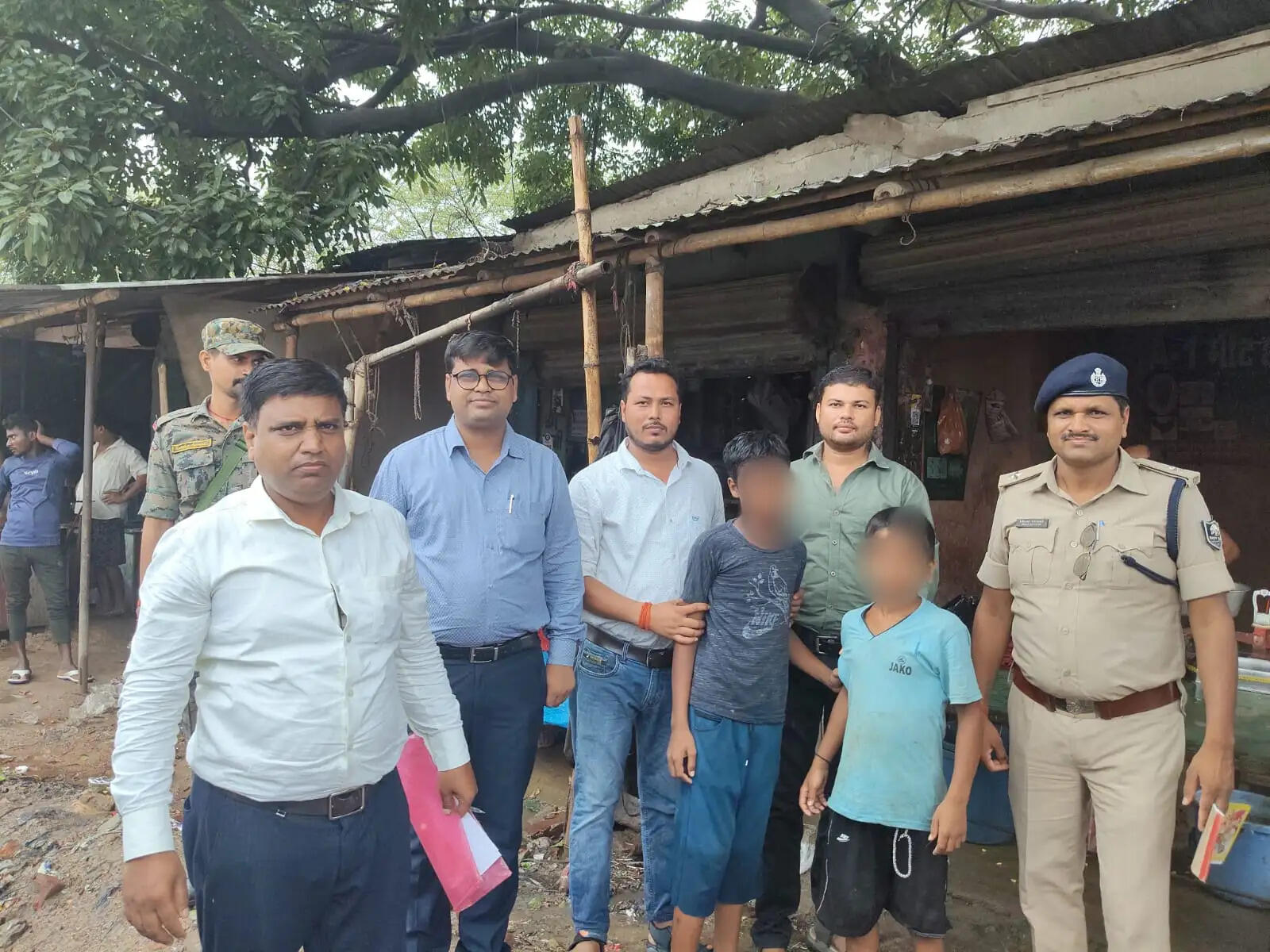 बगहा में दो बाल श्रमिकों को कराया गया मुक्त
