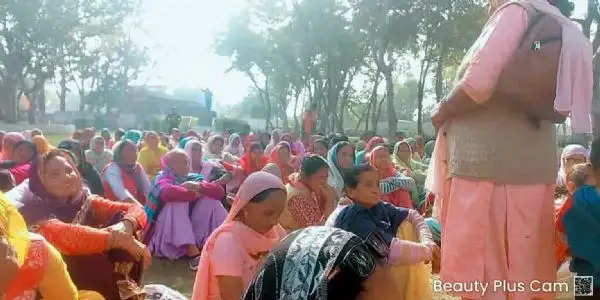 फतेहाबाद: मांगों को लेकर आंगनबाड़ी वर्करों एवं हेल्परों ने जिला मुख्यालय पर किया प्रदर्शन