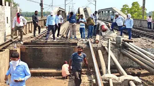 प्रयागराज-नैनी के मध्य स्थित ऐतिहासिक यमुना पुल के शोर स्पैन का नवीनीकरण कार्य पूर्ण