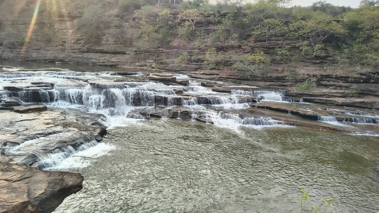 मीरजापुरः पर्यटकों के लिए 11 जुलाई से खुलेगा लिखनिया दरी, पार्किंग की टेंडर प्रक्रिया पूरी
