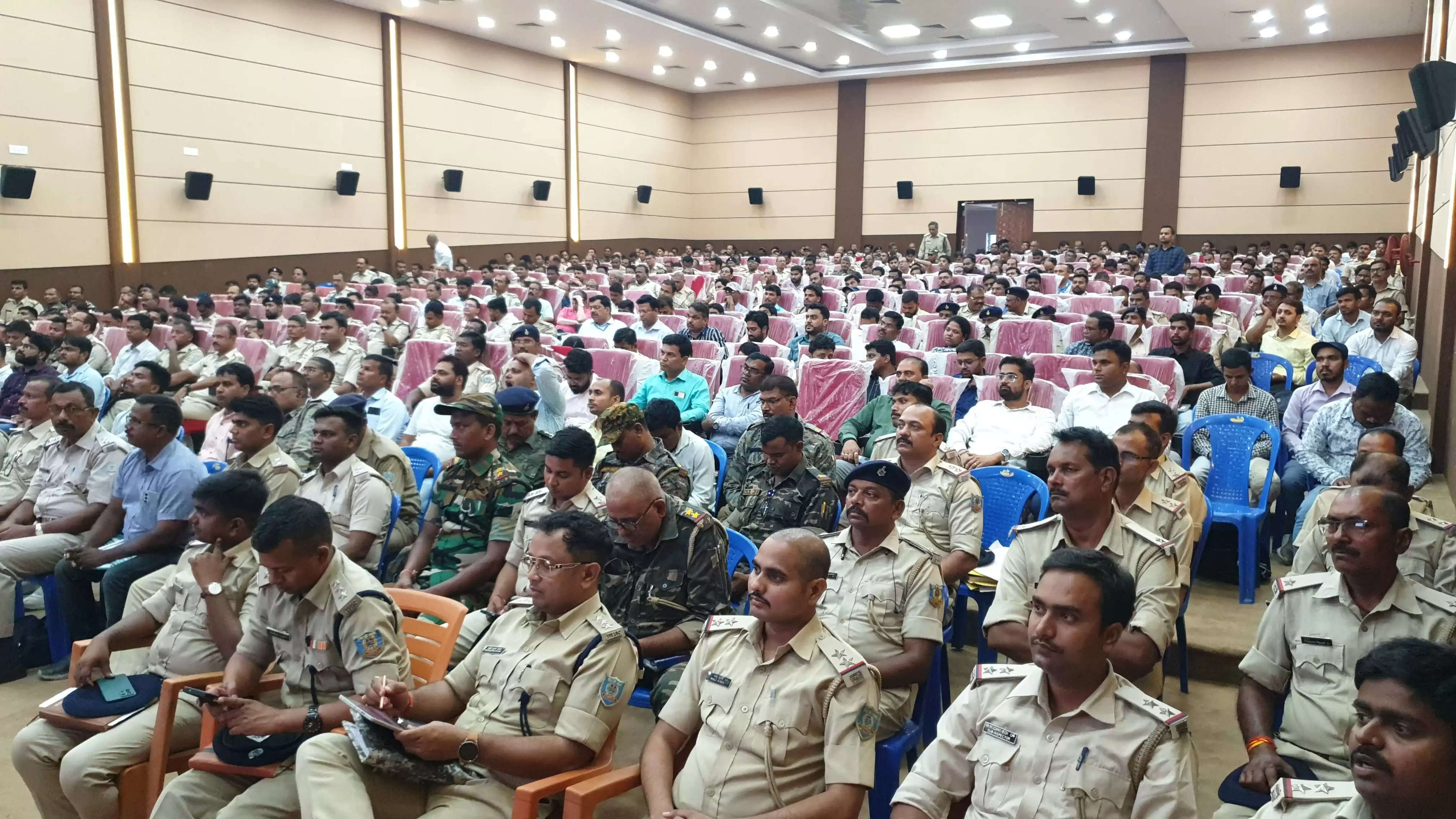 सेक्टर और पुलिस पदाधिकारियों के बीच आपसी समन्वय ज़रूरी: जिला निर्वाचन पदाधिकारी