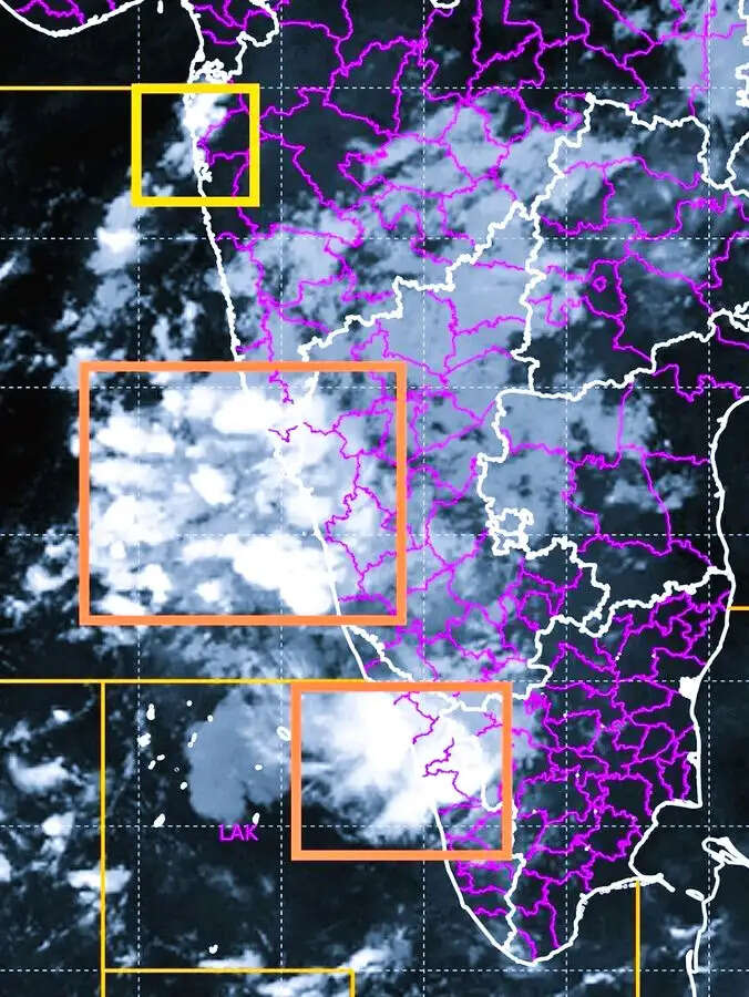 मुंबई में बारिश की फुहारों से लाेगाें काे मिली गर्मी और उमस से राहत
