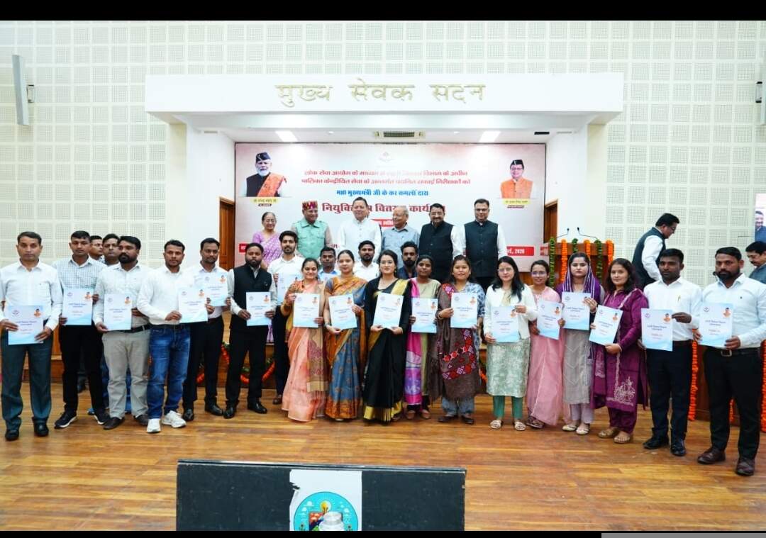 मुख्यमंत्री ने 63 सफाई निरीक्षकों को सौंपे नियुक्ति पत्र