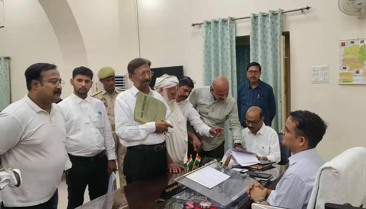 डीएम ने सुनी जनसमस्याएं, अधिकारियों को निस्तारण के दिए निर्देश