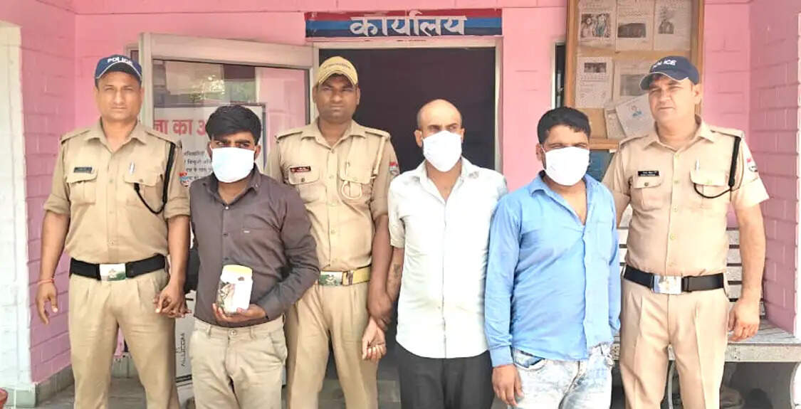 स्क्रैप से निकलने वाली चांदी पर कर्मचारियों की थी नजर, 581 ग्राम चांदी समेत तीन को गिरफ्तार