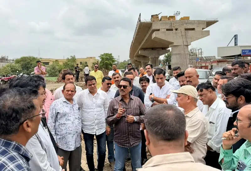 इंदौरः मंत्री सिलावट ने मांगलिया में निर्माणाधीन इंदौर-देवास रेलवे ओव्हर ब्रिज का निरीक्षण किया