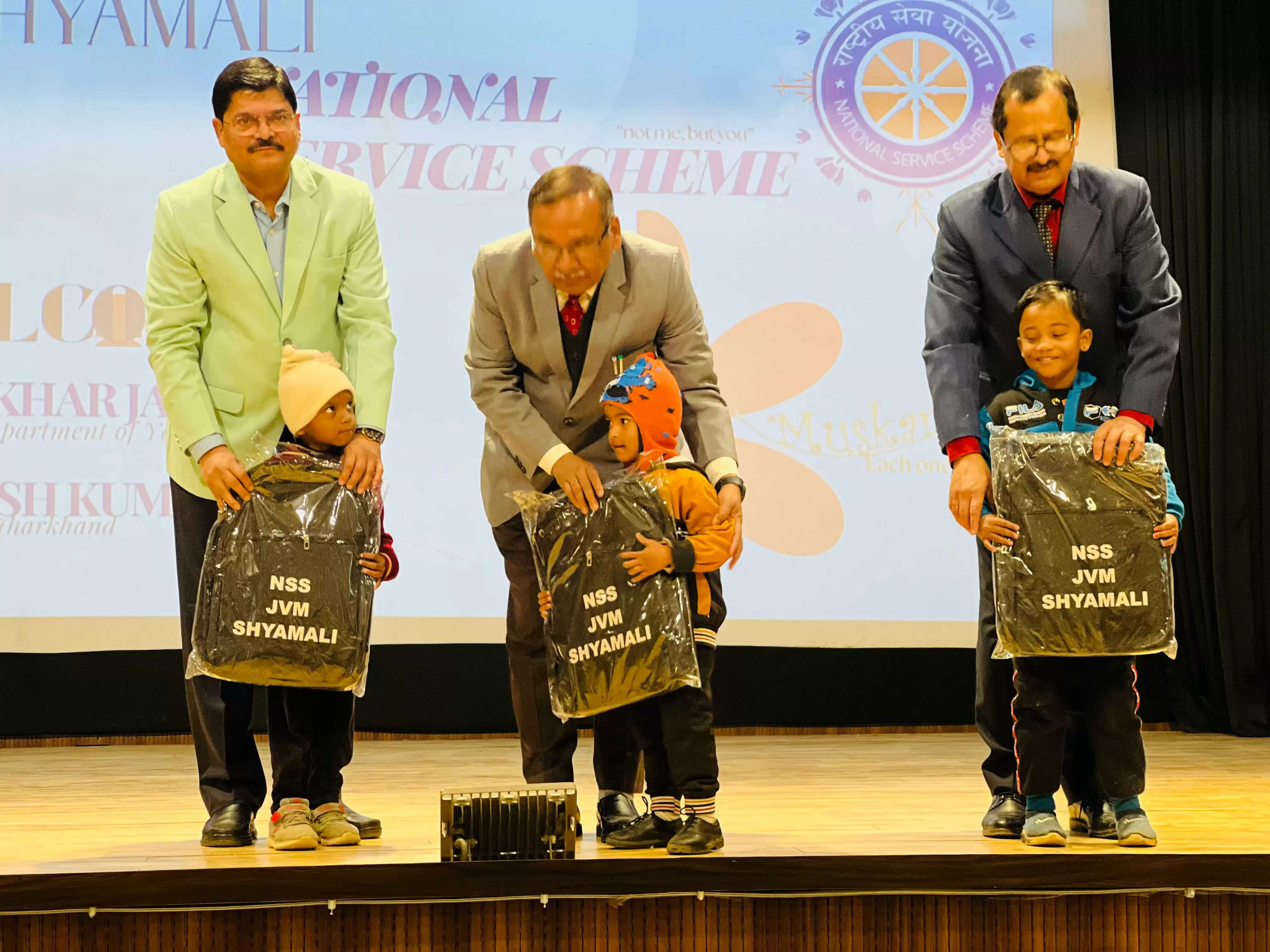 जेवीएम श्यामली में 84 बच्चों के बीच बैग का वितरण