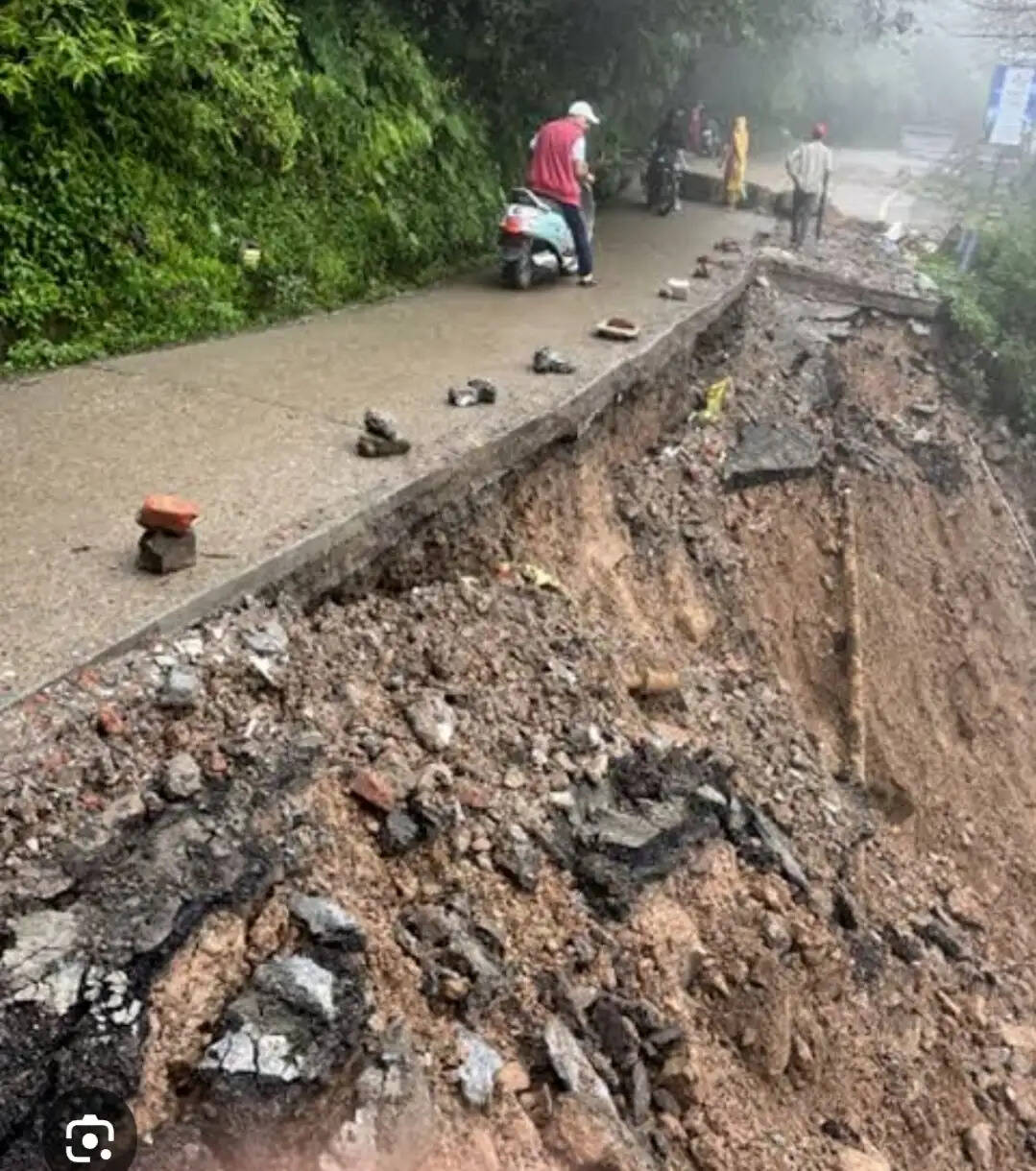 बारिश और बदहाल सड़कों से मैक्लोडगंज के पर्यटन कारोबार पर दोहरी मार, राष्ट्रीय राजमार्ग-503 और खड़ा डंडा मार्ग पूरी तरह क्षतिग्रस्त