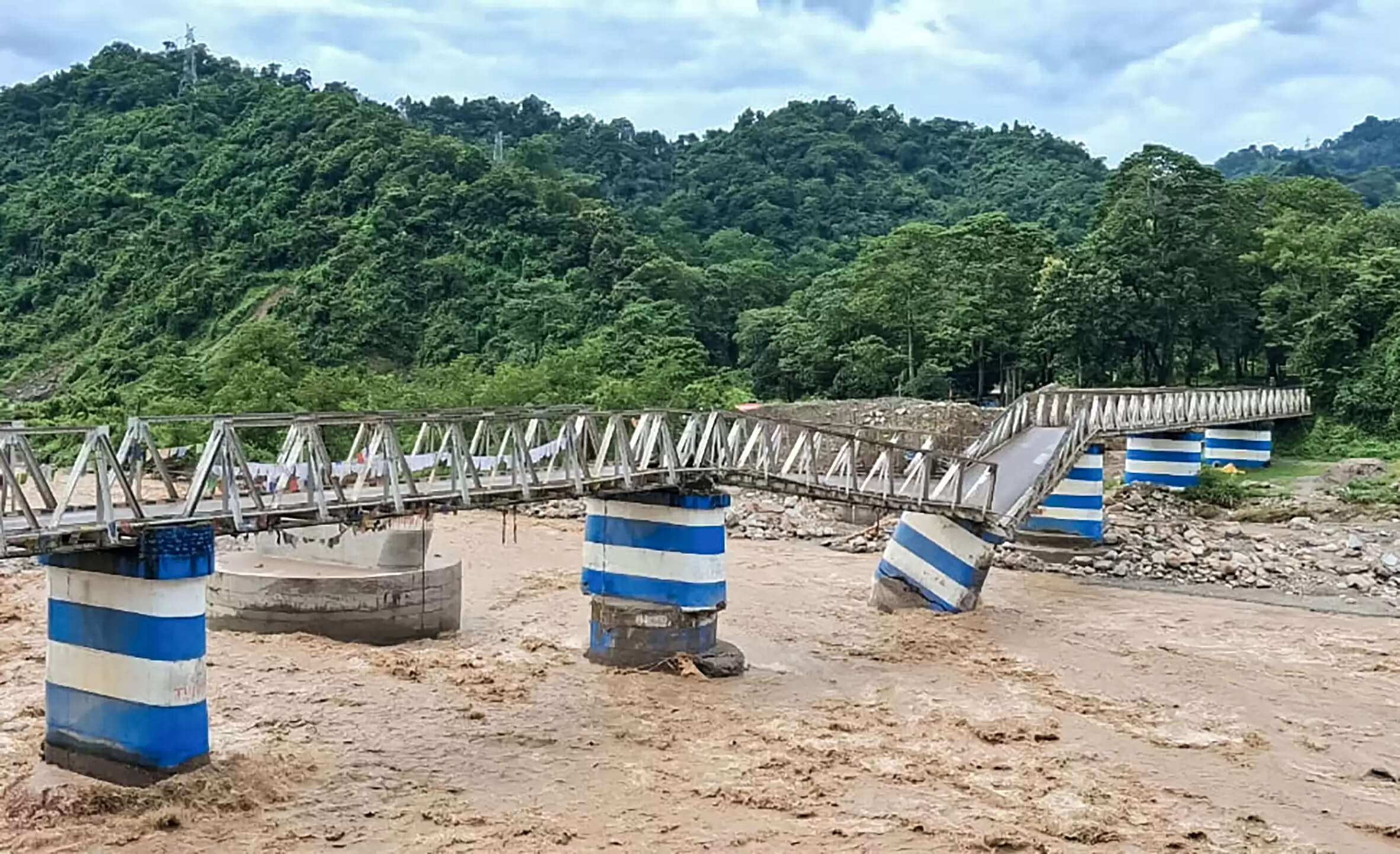 उत्तर बंगाल आपदा : मृतकों की संख्या 39 पहुंची, राहत अभियान तेज