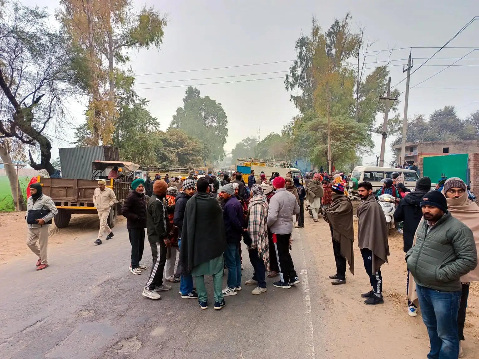 फतेहाबाद: सडक़ हादसे में मजदूर की मौत, खफा ग्रामीणों ने किया स्टेट हाइवे जाम