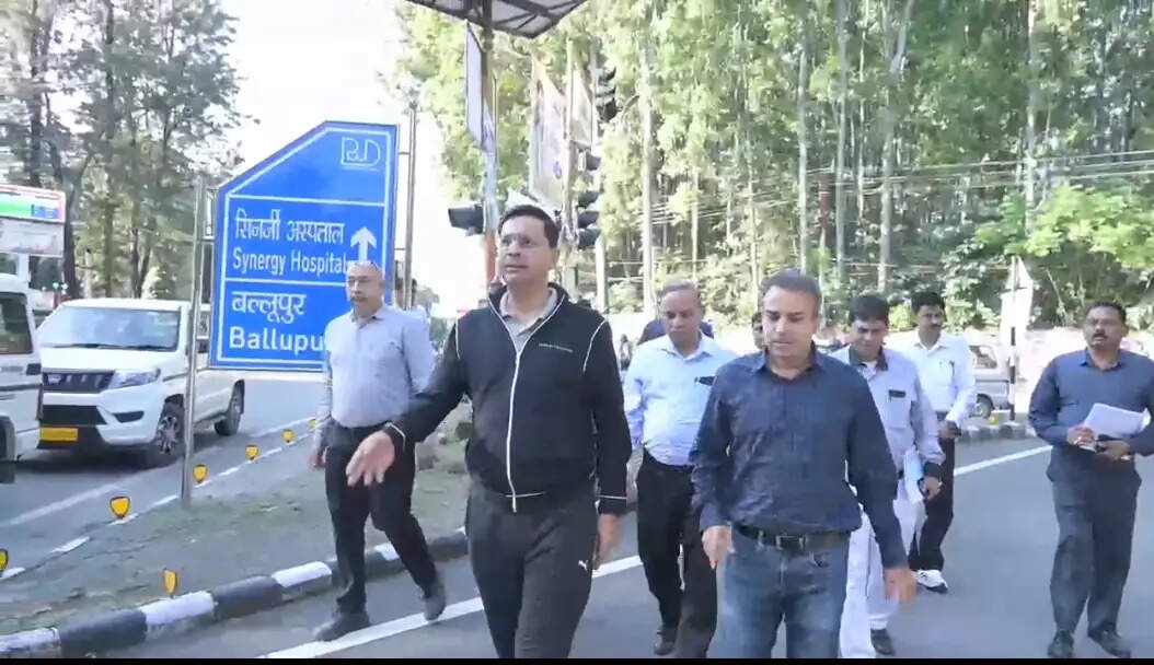 पीडब्ल्यूडी के सचिव पंकज पांडेय ने सुबह किया निरीक्षण, सड़कें गड्ढामुक्त करने का दिया लक्ष्य