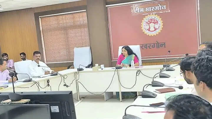 खरगोनः कलेक्टर ने की नगरीय क्षेत्रों के विकास कार्यों की समीक्षा