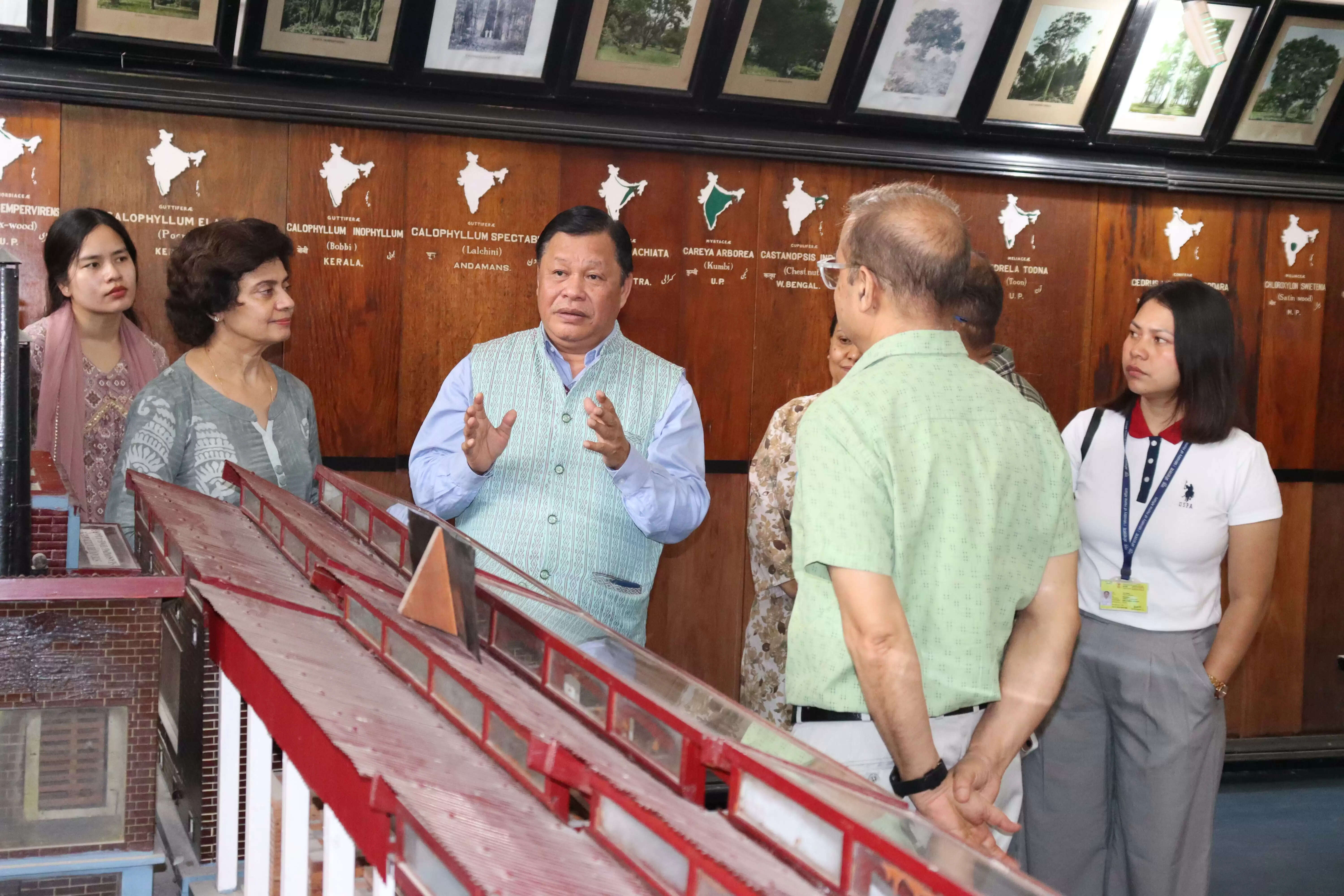 एनसीएसटी सदस्य ने किया एफआरआई का दौरा, परखी व्यवस्थाएं