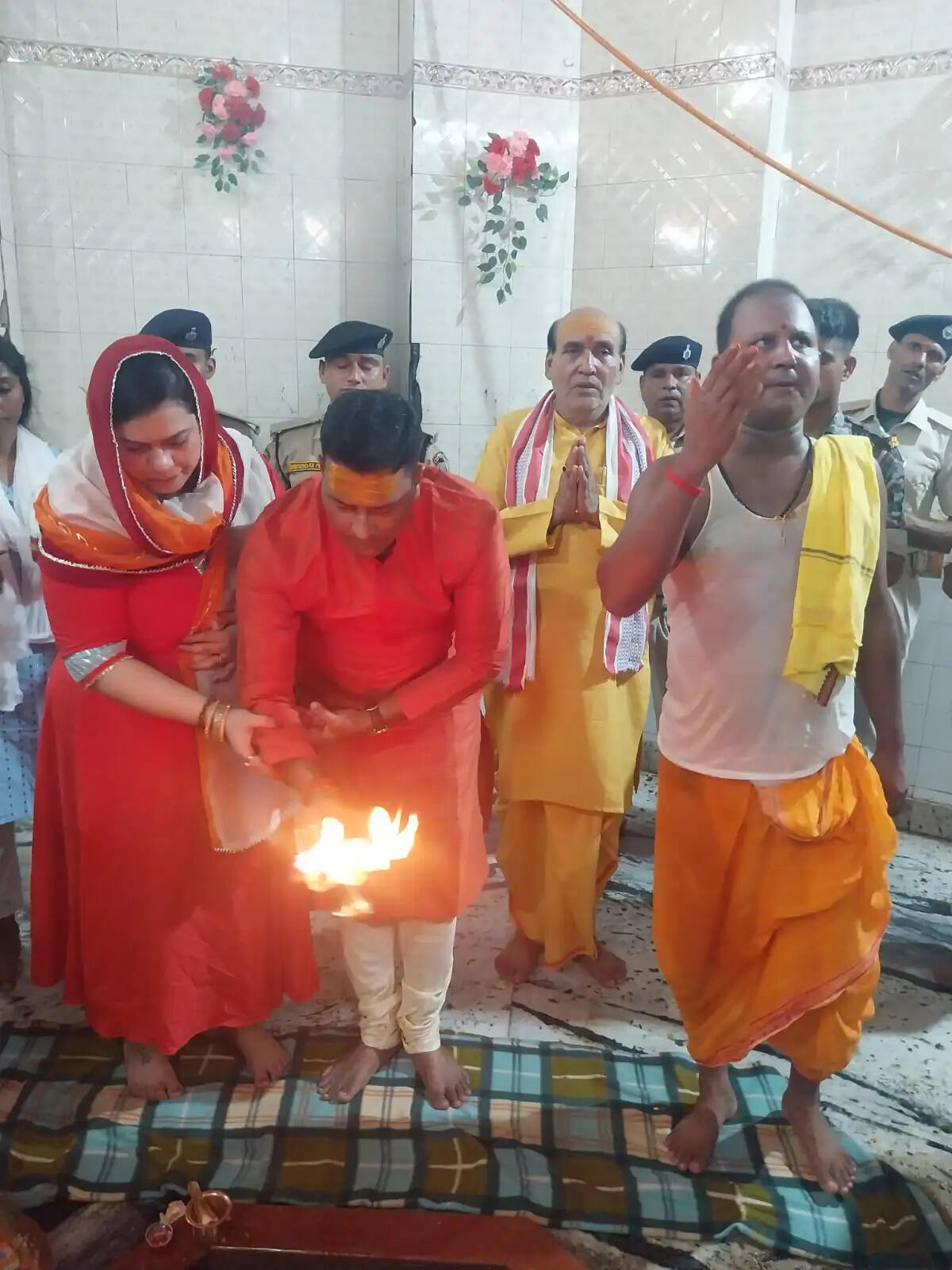 तीसरी सोमवारी पर तिल्हेश्वर महादेव मंदिर पहुंचे सहरसा डीआईजी, पत्नी संग किया जलाभिषेक