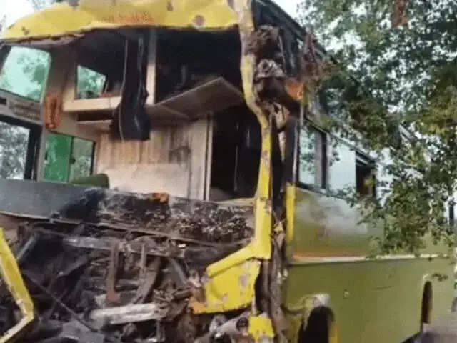 भरतपुर में स्लीपर कोच बस हादसे का शिकार, 11 यात्री घायल