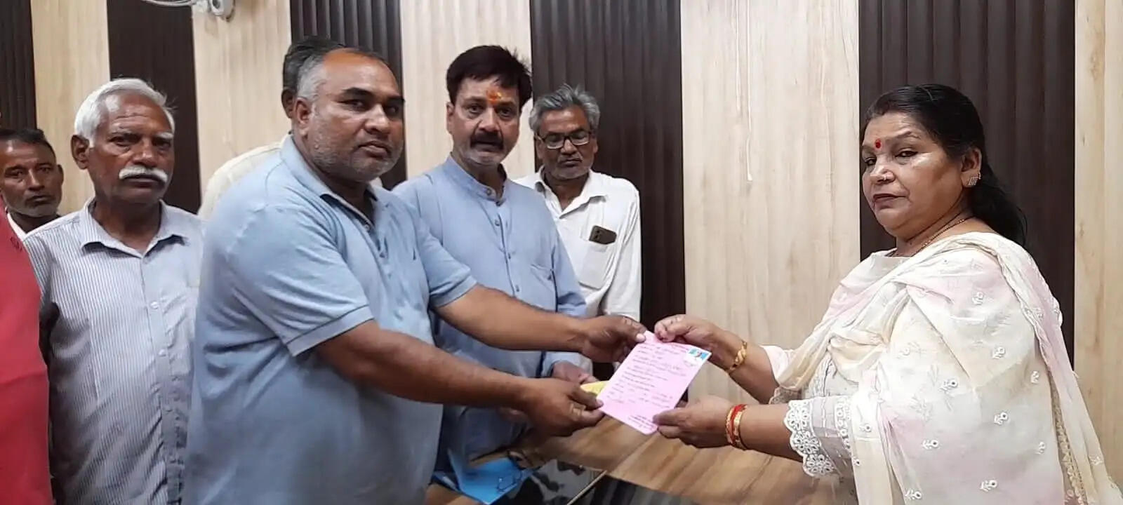 मेयर जैसल ने स्ट्रीट वेंडर्स को वितरित किये लाइसेंस व परिचय पत्र