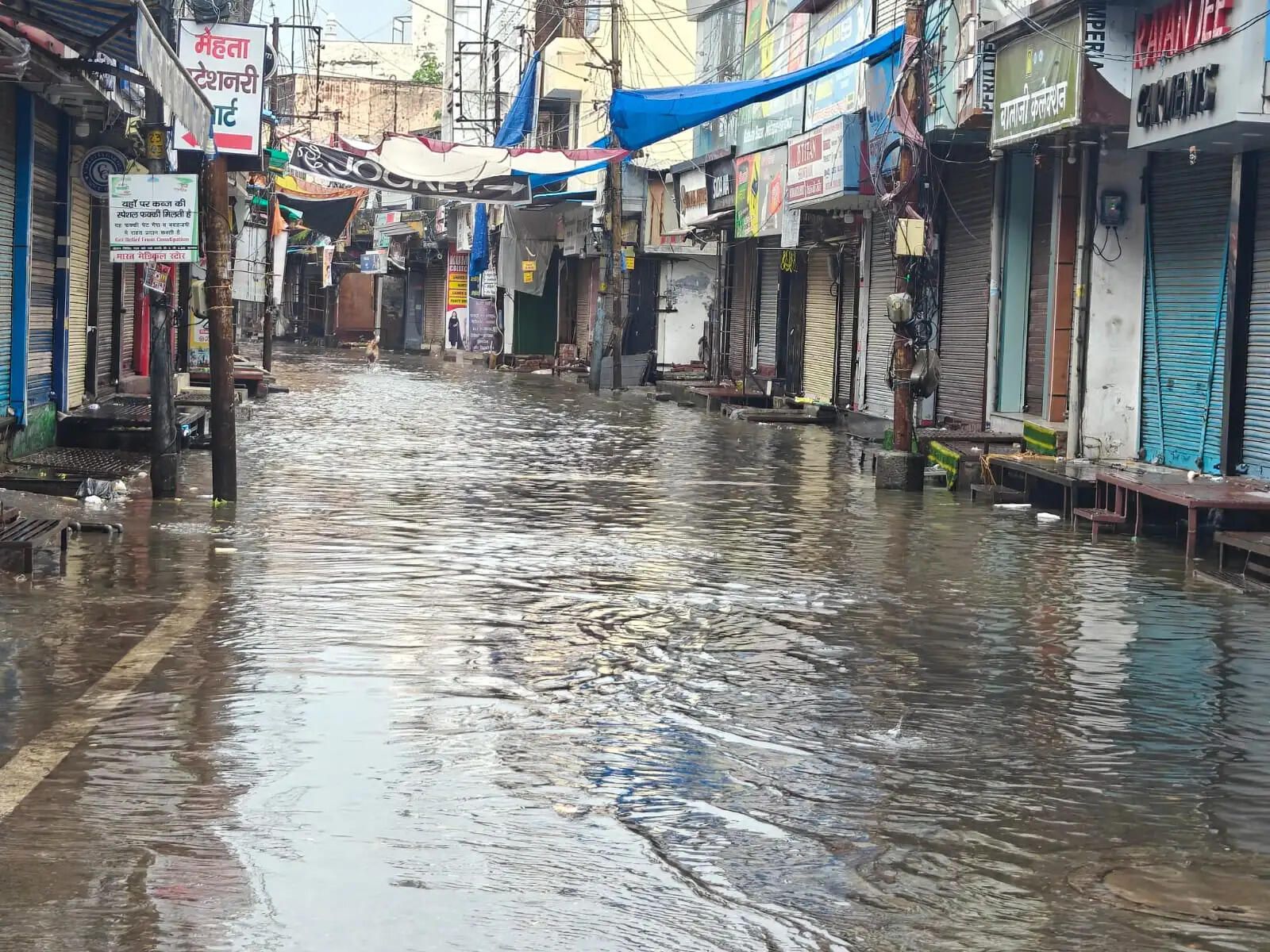 भारी बारिश से जलभराव के कारण लोगों ने झेली परेशानी