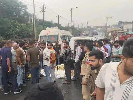 धार:&nbsp;पीथमपुर में ट्रॉले की टक्कर से दो सगे&nbsp;भाइयों और मौसेरी बहन की मौत, स्कूल से लौट रहे थे तीनों