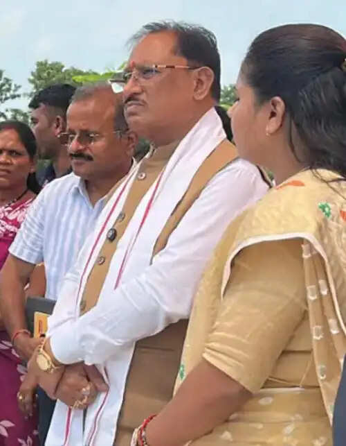 मुख्यमंत्री साय सुकमा के बाढ़ प्रभाविताें से मिले, कहा- सरकार नुकसान का मुआवजा के साथ मदद करेगी