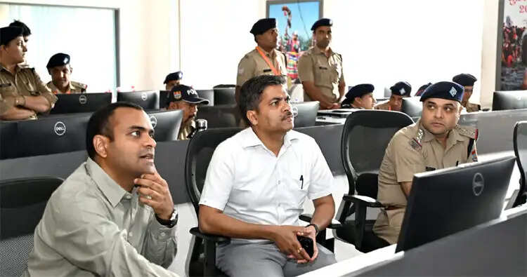 कांवड़ यात्रा की व्यवस्थाओं का जायजा लेने सीसीआर कंट्रोल रूम पहुंचे डीएम