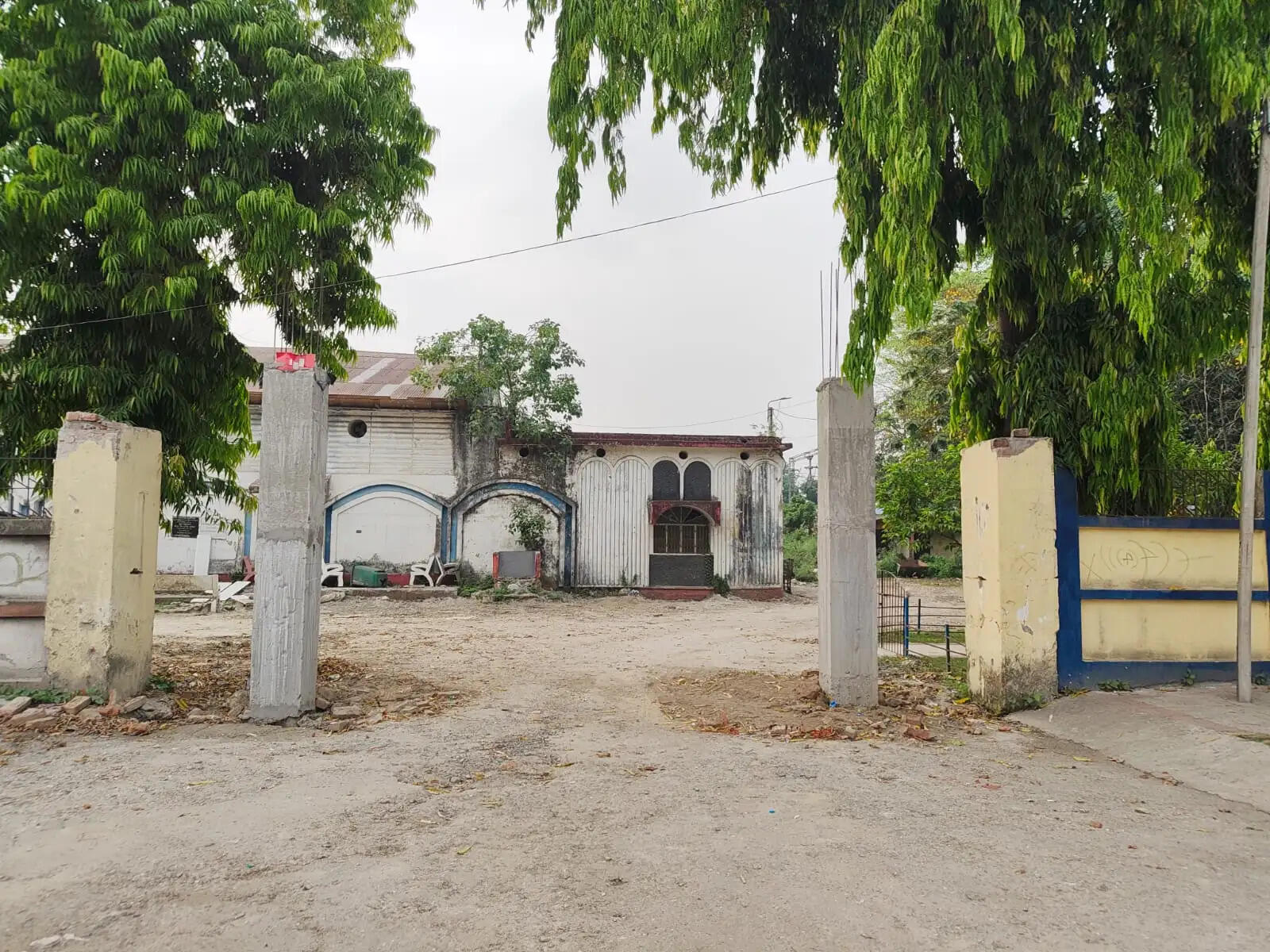 जर्जर टाउन हॉल में नए गेट निर्माण पर उठे सवाल, जांच के आदेश