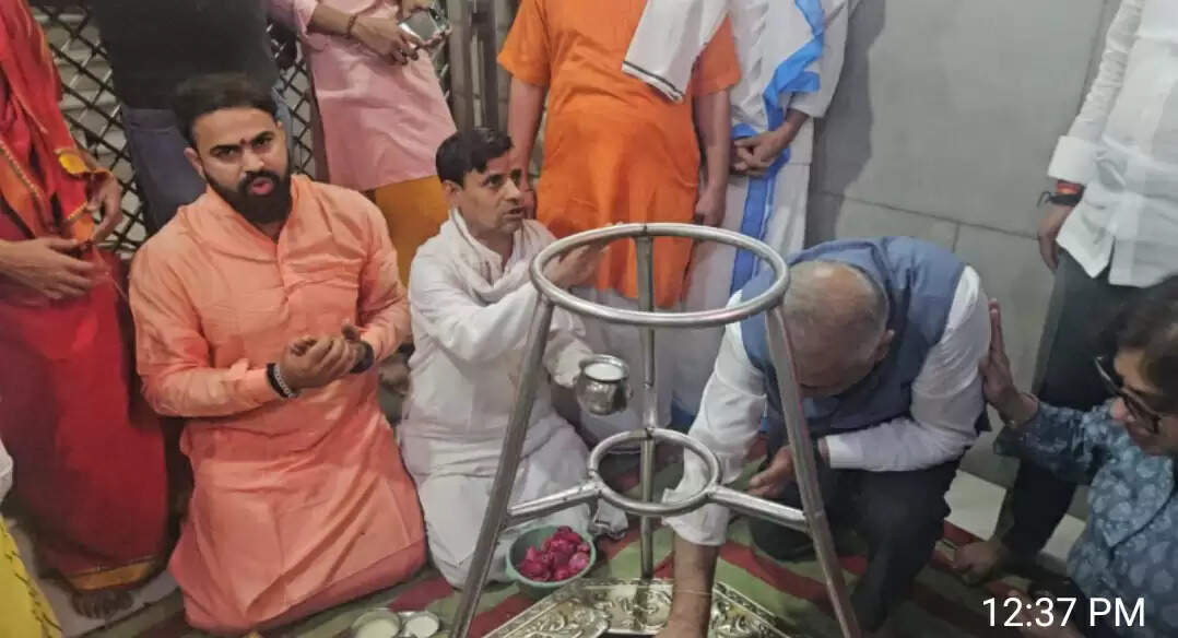 मिजोरम के राज्यपाल जनरल वीके सिंह ने दूधेश्वर नाथ मंदिर में की पूजा-अर्चना