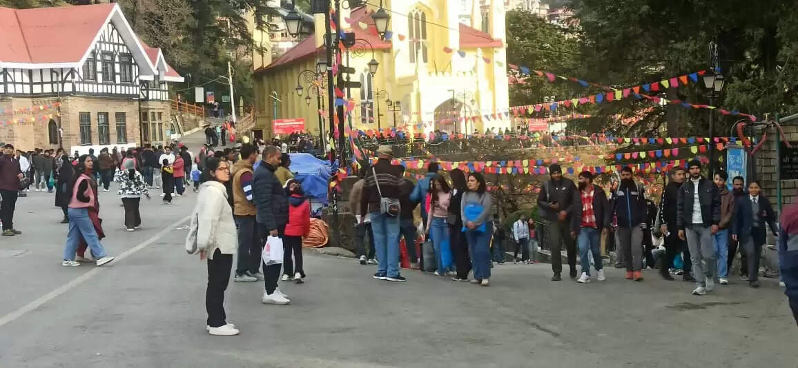 हिमाचल प्रदेश में ठंड और कोहरे की दोहरी मार, सैलानियों को बर्फबारी का इंतज़ार