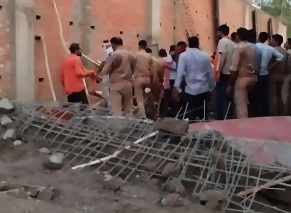बाराबंकी के हैदरगढ़ में निर्माणाधीन इमारत की शटरिंग भरभराकर गिरी, 07 मजदूर दबे; 04 को बचाया, 03 की तलाश जारी