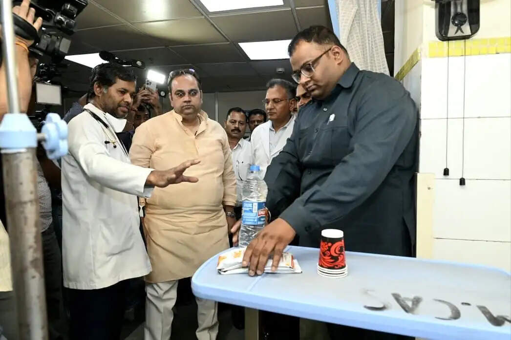 दिल्ली के स्वास्थ्य मंत्री ने एलएनजेपी अस्पताल के विशेष वार्डों का लिया जायजा