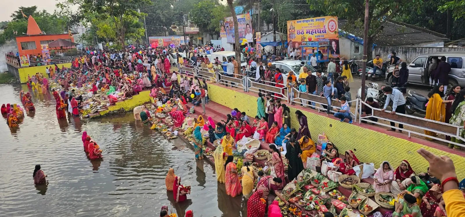 जगदलपुर : छठ पूजा के तीसरे दिन सूप में फल-फूल के साथ दिया गया डूबते सूर्य को अर्ध्य