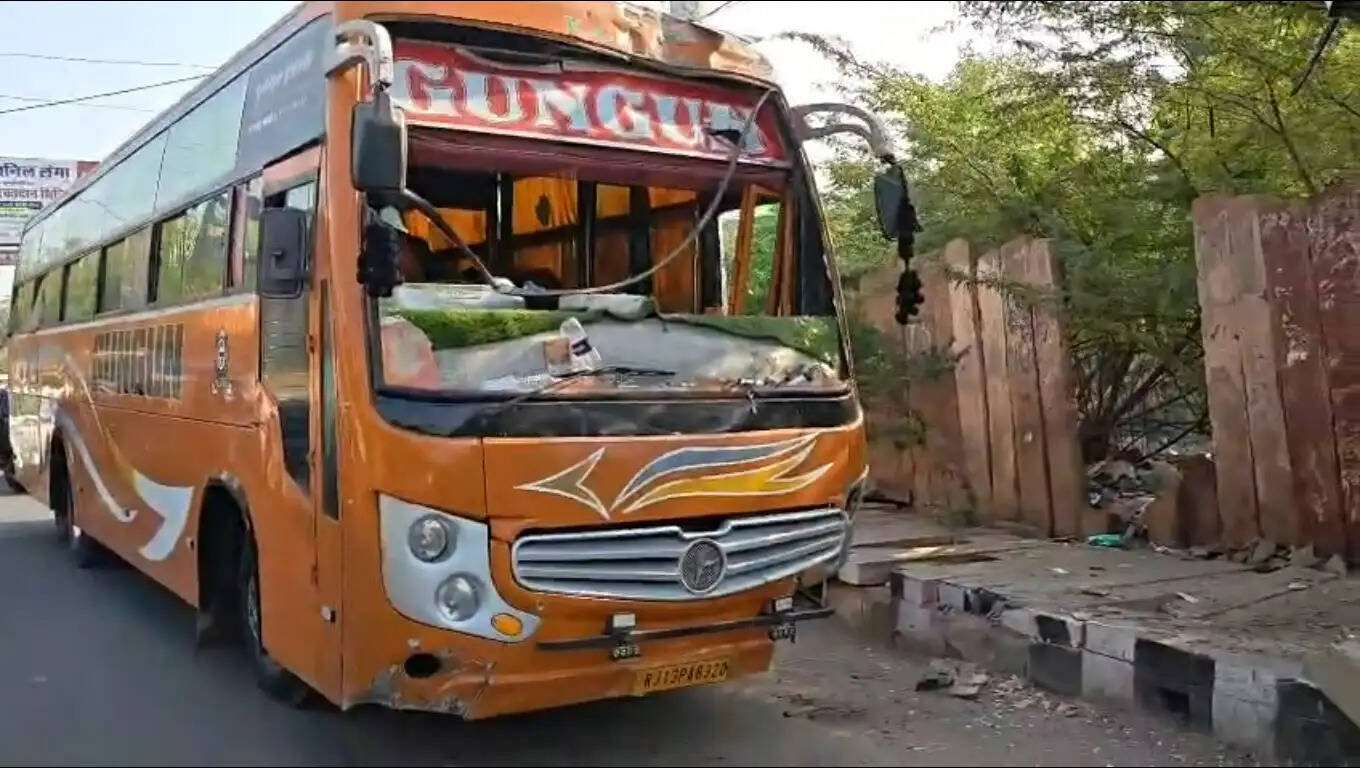 जोधपुर मे निजी बसों का चक्काजाम दूसरे दिन भी जारी, रोडवेज बसों में उमड़ी भीड़