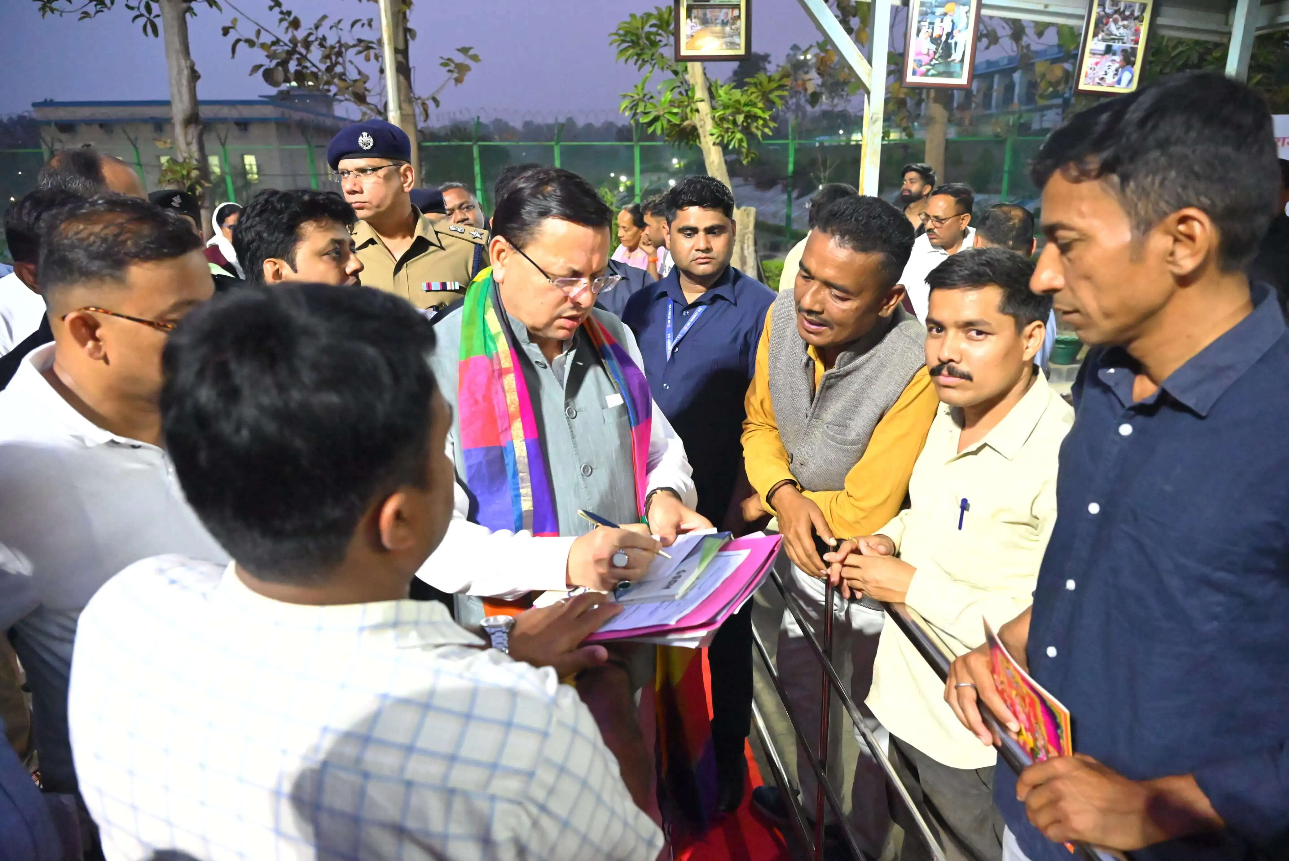 स्थानीय लोगों की समस्याओं का निस्तारण जनपद स्तर पर ही अधिकारी करें : मुख्यमंत्री धामी