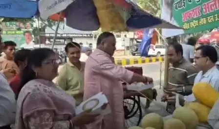 किसान निधि से प्रसन्नचित रालोद कार्यकर्ताओं ने सड़क पर बांटी मिठाई