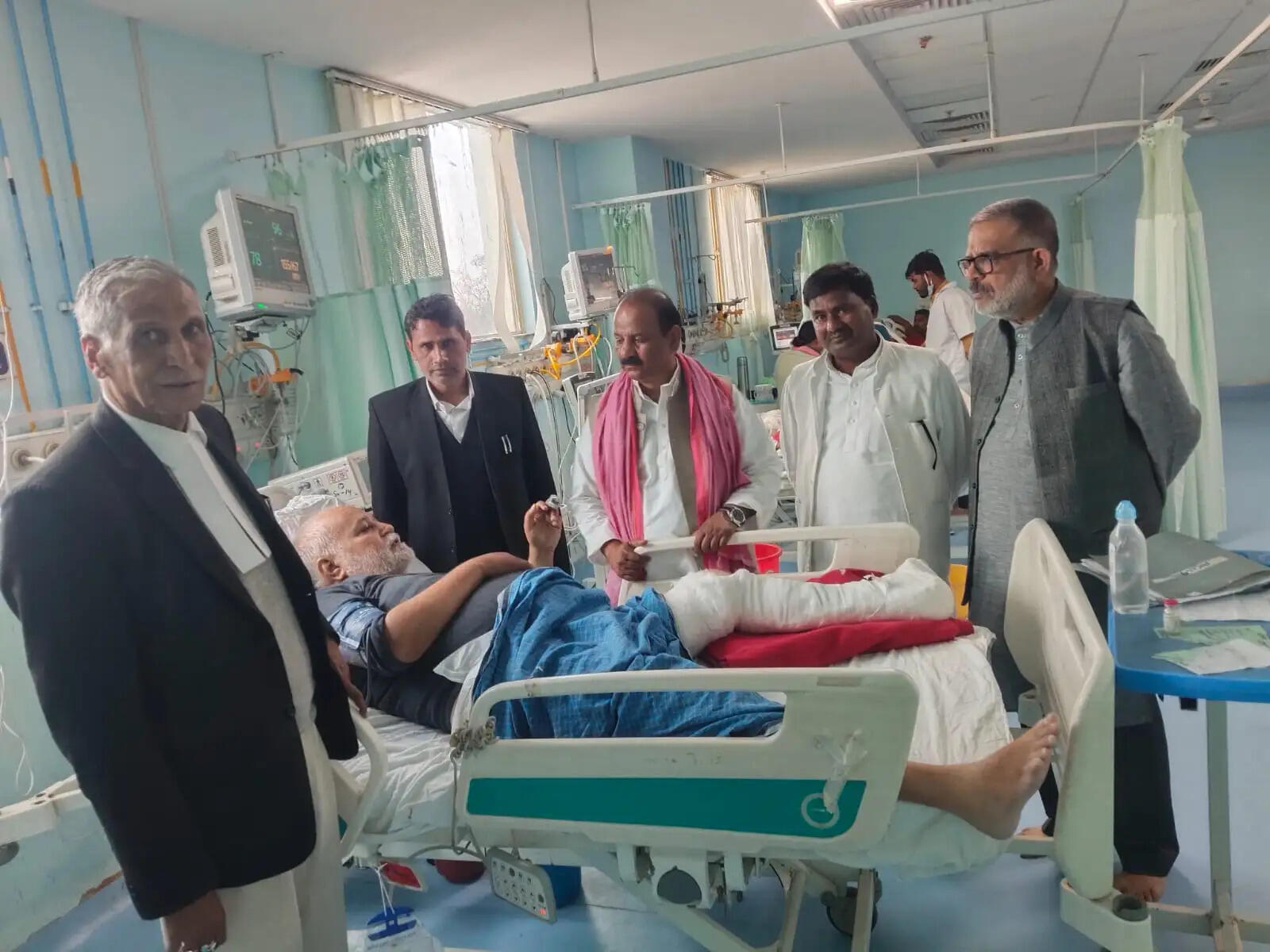 एसआरएन अस्पताल पहुंचे सपा प्रदेश अध्यक्ष श्यामलाल पाल, घायल अधिवक्ता का लिया हालचाल