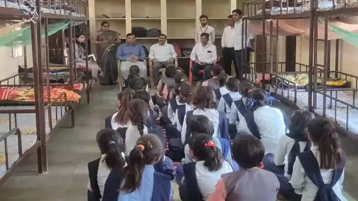 विदिशाः कलेक्टर ने बालिका छात्रावास पहुंचकर छात्रावासी विद्यार्थियों से किया संवाद