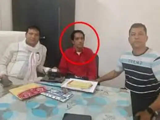 बड़वानी:&nbsp;एरियर&nbsp;भुगतान&nbsp;के&nbsp;बादले&nbsp;प्रभारी अकाउंटेंट&nbsp;ने&nbsp;मांगी 6600 रुपये रिश्वत,&nbsp;लाेकायुक्त&nbsp;ने&nbsp;रंगे&nbsp;हाथाें&nbsp;पकड़ा