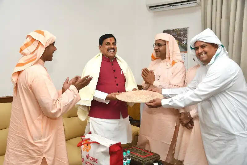 मुख्यमंत्री डॉ. यादव से मिले श्री आनंदपुर धाम के पदाधिकारी