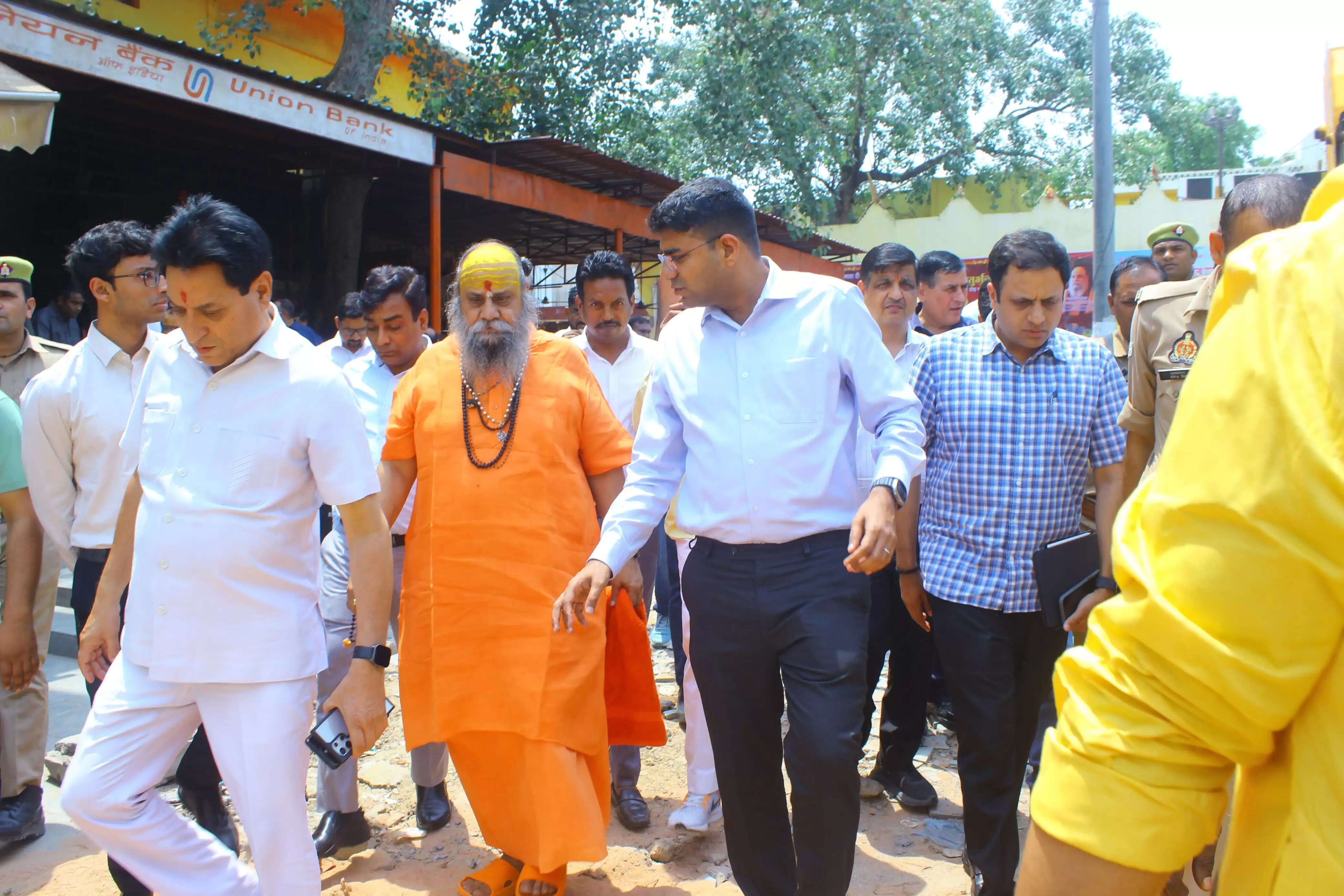 विधायक और जिलाधिकारी ने किया ऐतिहासिक पीठ दूधेश्वर नाथ मंदिर के विकास कार्यों का निरीक्षण