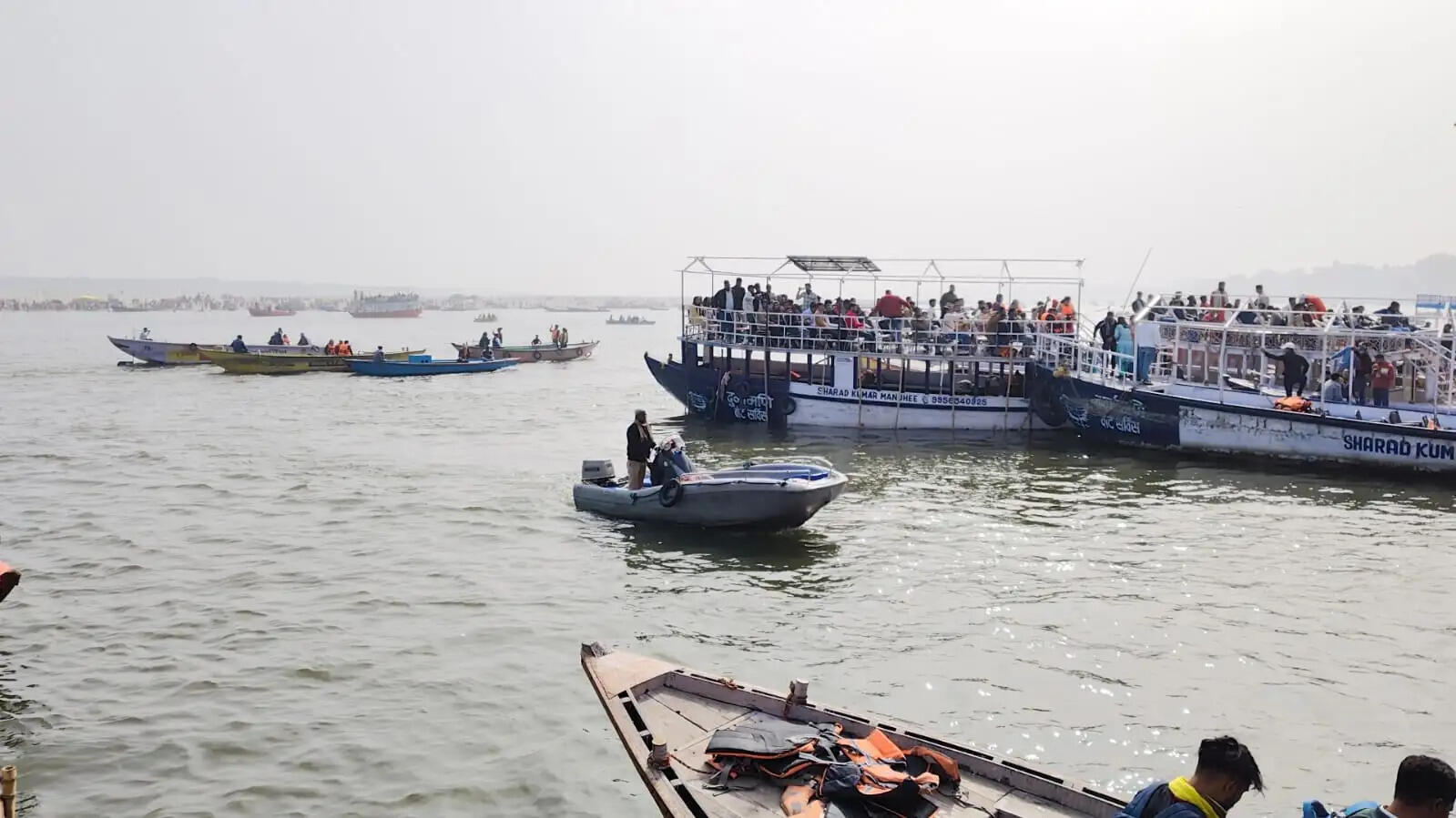 नववर्ष के पहले दिन काशी विश्वनाथ दरबार में उमड़ा युवाओं का सैलाब&nbsp;