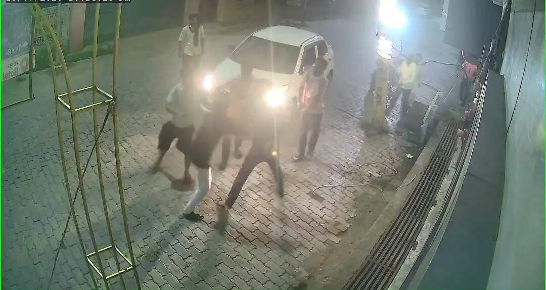 देर रात आध्या होटल के बाहर कर्मचारियों से मारपीट, वीडियो वायरल, पुलिस ने दर्ज किया मुकदमा