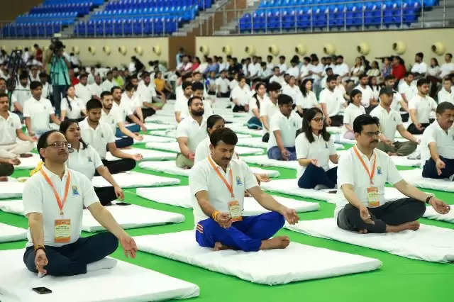 अंतरराष्ट्रीय योग दिवस पर डीयू में एक हजार लोगों ने किया सामूहिक योगाभ्यास